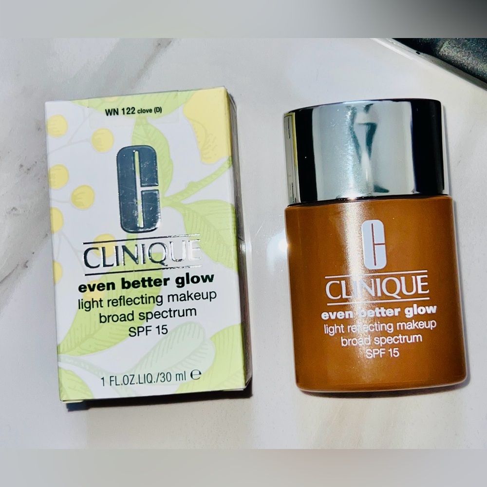 Clinique even better glow light reflecting  makeup SPF 15 WN 122 clove (D)